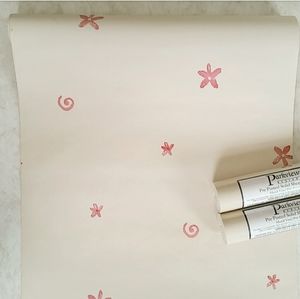 Wallpaper Girl's Room Stamped Flowers & Swirls